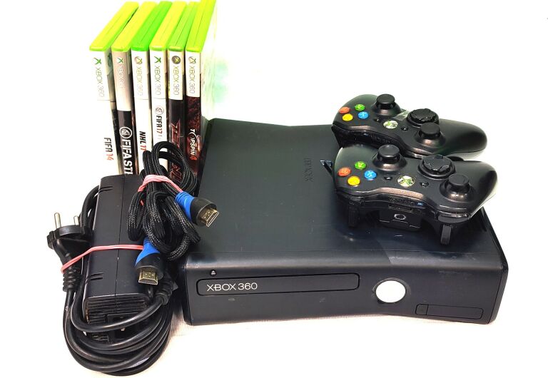 KONSOLA XBOX 360 S +2 PADY +KAB +GRY