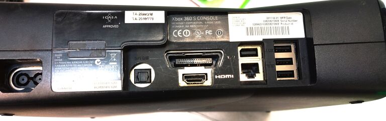 KONSOLA XBOX 360 S +2 PADY +KAB +GRY