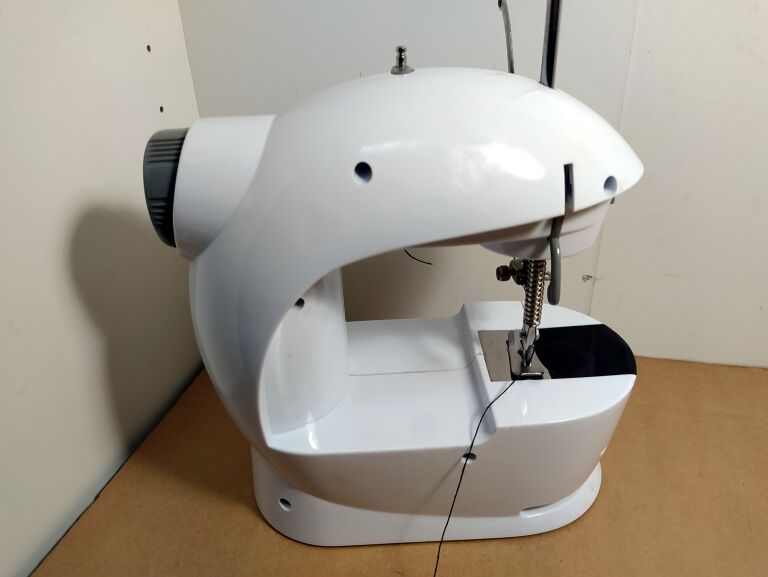 MAŁA MASZYNA DO SZYCIA LUXIS HY-201