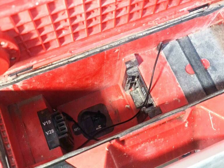 RADIO BUDOWLANE MILWAUKEE C12-28 DCR