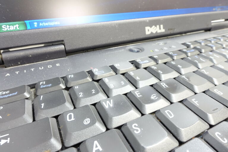 LAPTOP LAPTOP DELL PP01L @@POLECAM@@