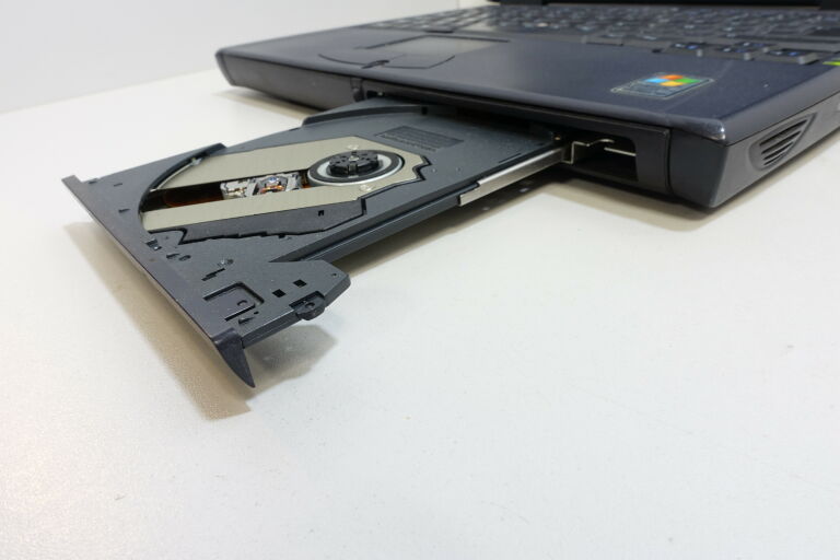 LAPTOP LAPTOP DELL PP01L @@POLECAM@@