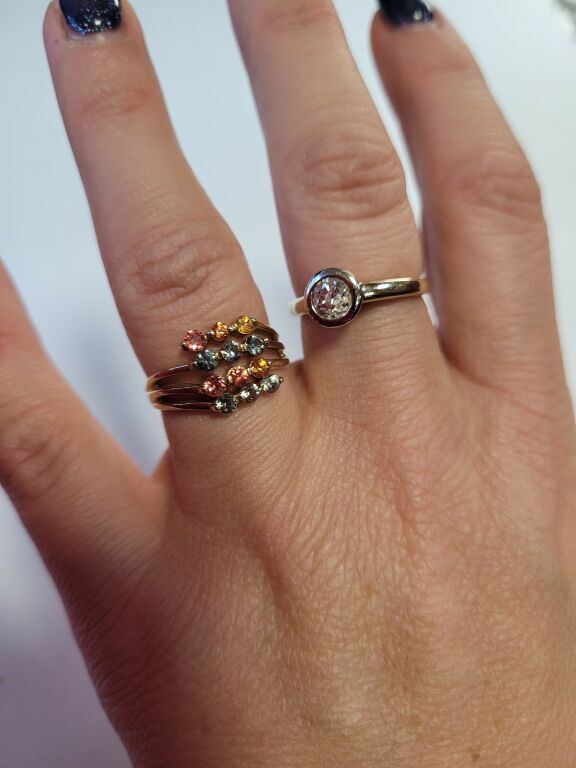 pierscionek-zloty-kolorowy-material-zloto