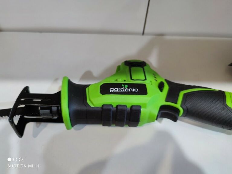 akumulatorowa-pila-do-galezi-12v-max-gardenic-s-zasilanie-elektryczne-akumulatorowe