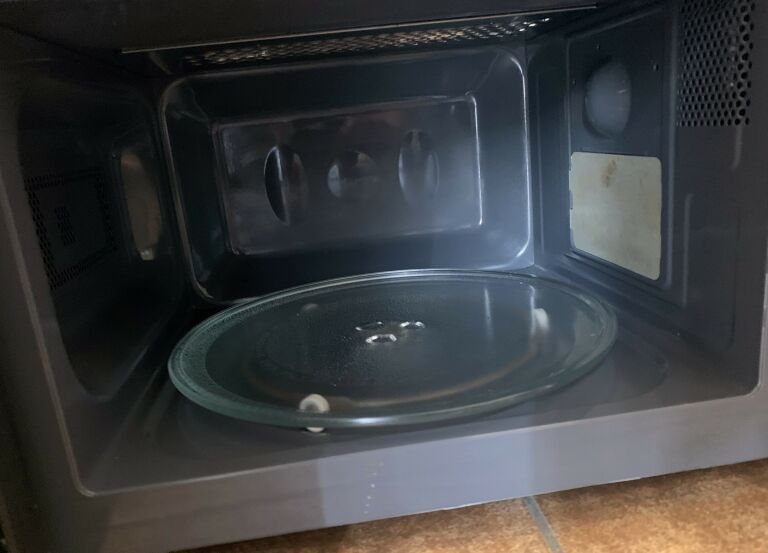 KUCHENKA MIKROFALOWA ZELMER ZMW3105B USZKODZONA