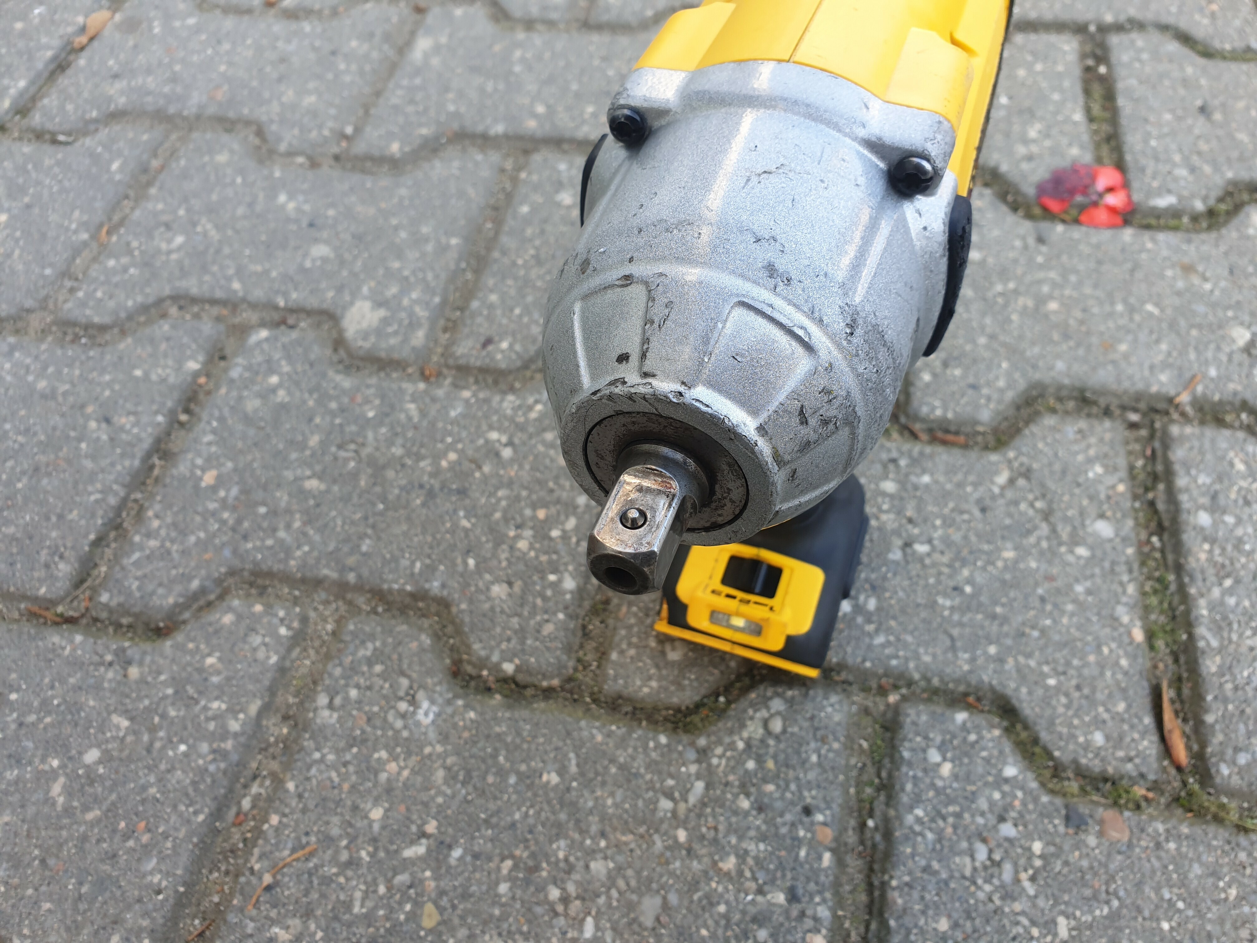 klucz-udarowy-dewalt-dcf899-12-950nm-2020r-marka-dewalt