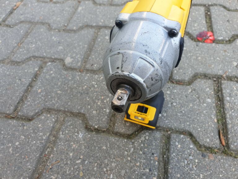 klucz-udarowy-dewalt-dcf899-12-950nm-2020r-marka-dewalt