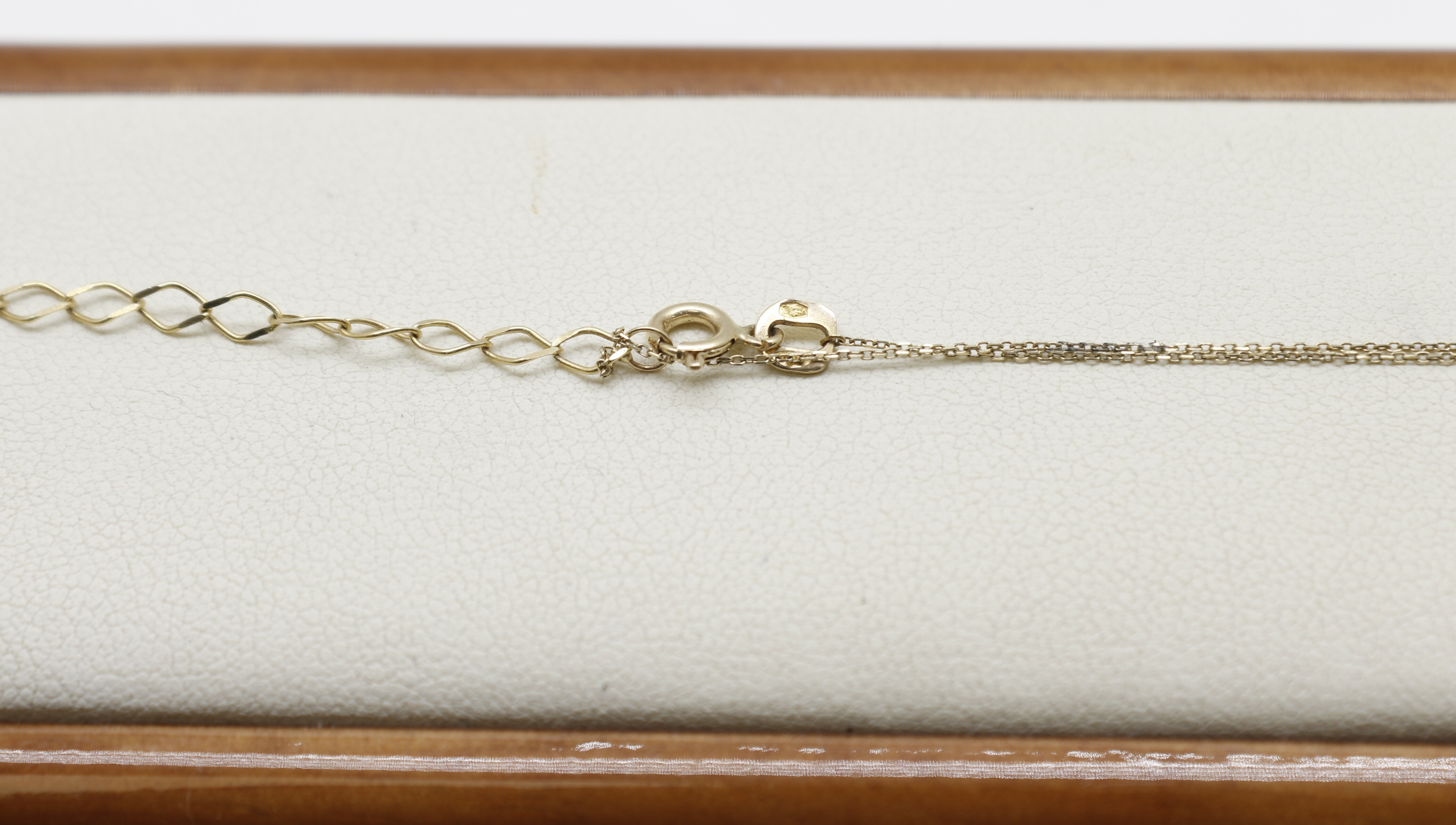 zlota-celebrytka-delikatne-z-ciemnym-kamieniem-rodzaj-wyrob-jubilerski