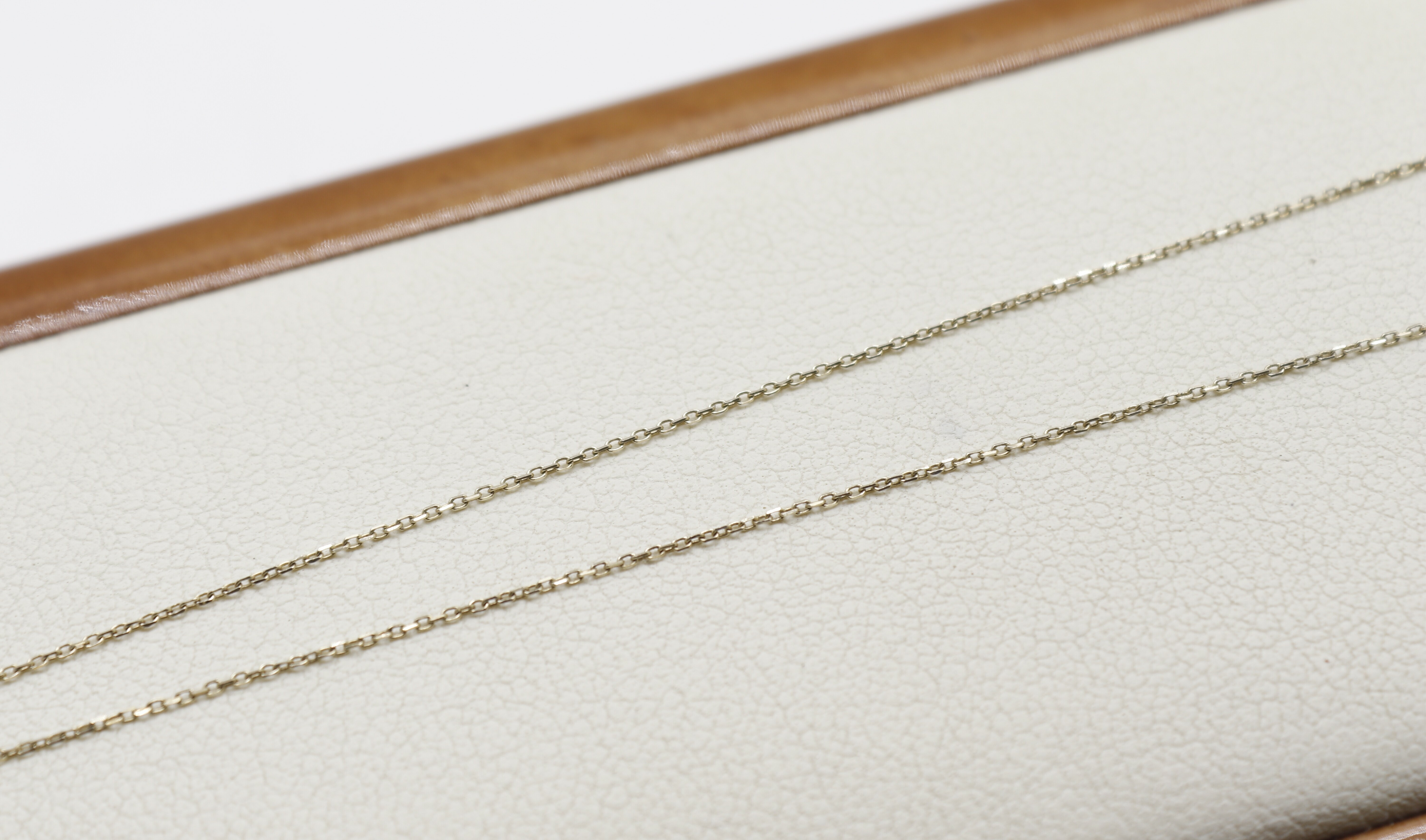 zlota-celebrytka-delikatne-z-ciemnym-kamieniem-marka-inna-marka