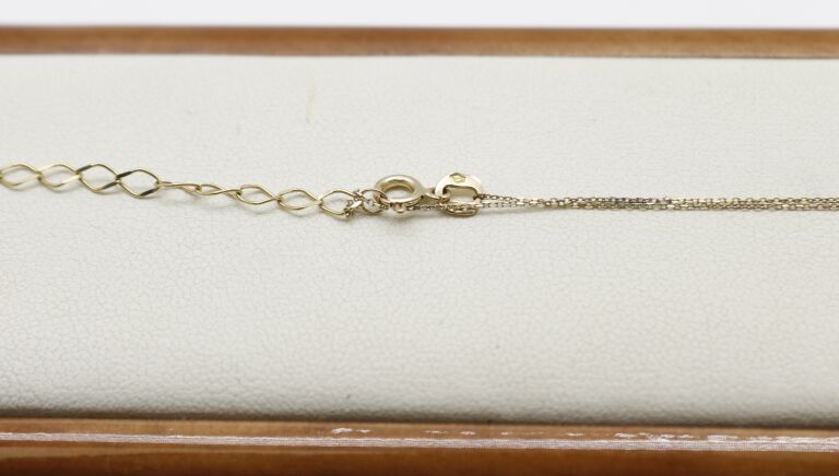 zlota-celebrytka-delikatne-z-ciemnym-kamieniem-rodzaj-wyrob-jubilerski