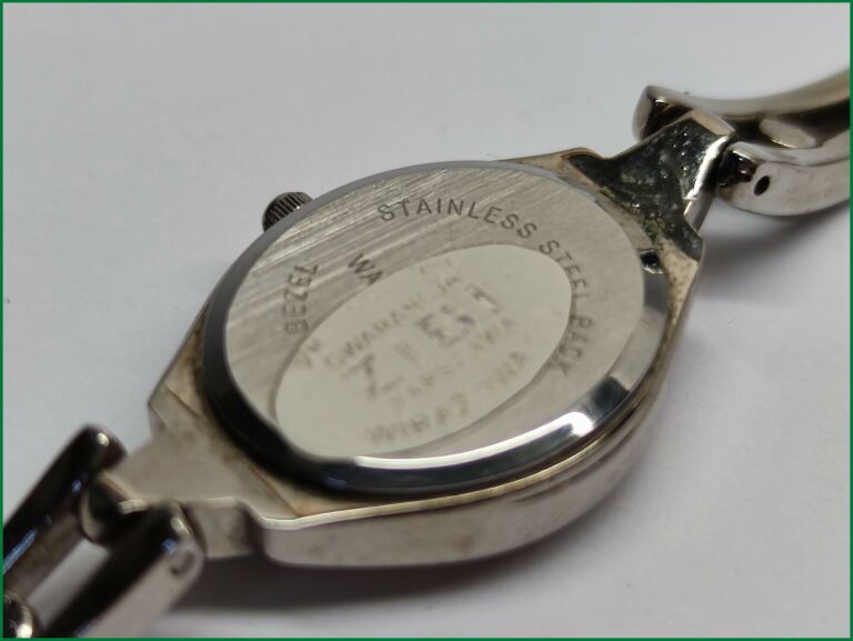 zegarek-damski-qq-f105-204-stan-uzywany