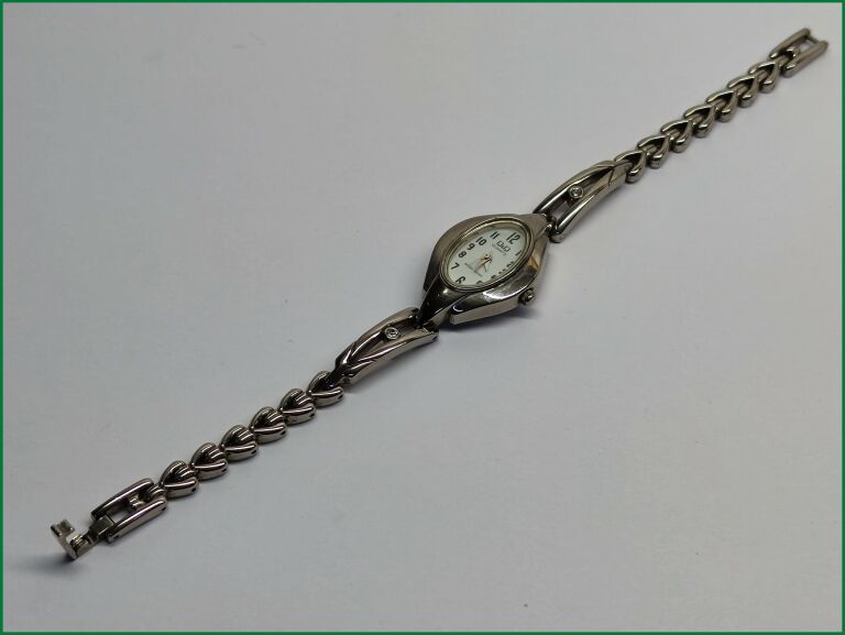 zegarek-damski-qq-f105-204-typ-nareczny