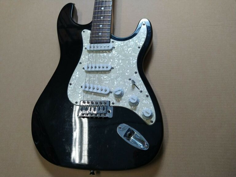 gitara-elektryczna-pokrowiec-stan-uzywany