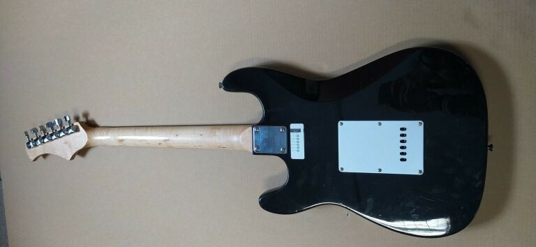 gitara-elektryczna-pokrowiec-stan-uzywany