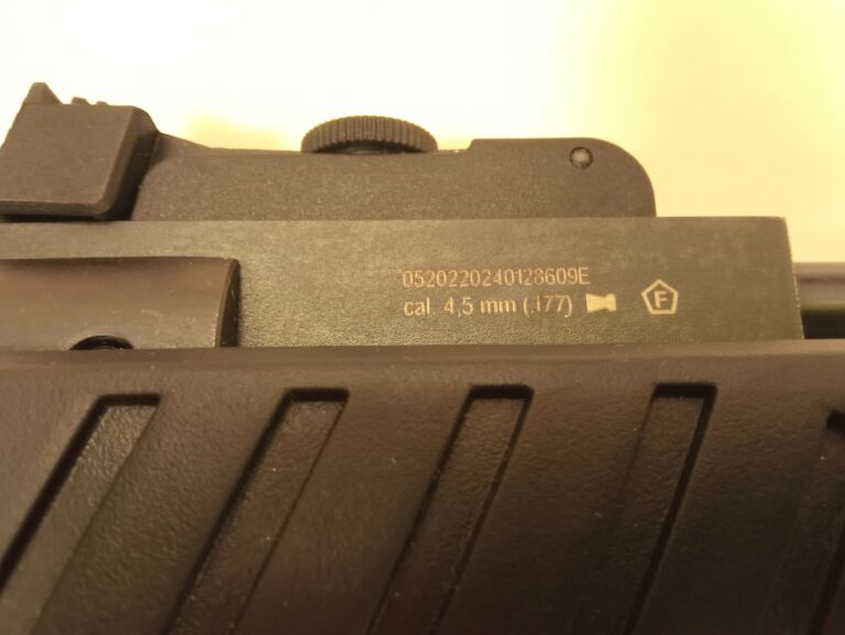 WIATRÓWKA UMAREX UX SYRIX 4,5 MM Z LUNETĄ 4X32