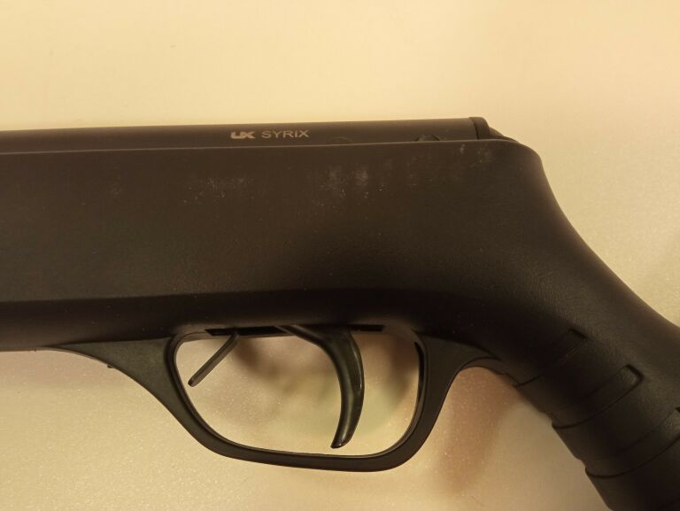 WIATRÓWKA UMAREX UX SYRIX 4,5 MM Z LUNETĄ 4X32