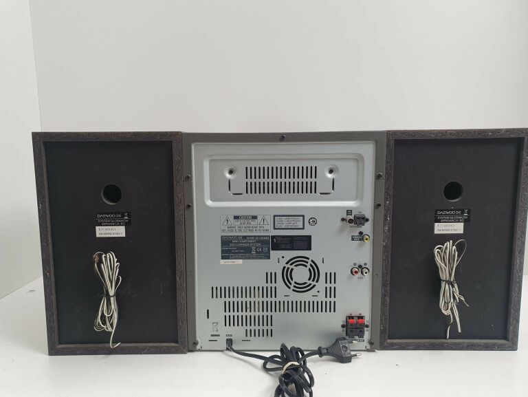 WIEZA DAEWO XG-646U + 2 GŁOŚNIKI