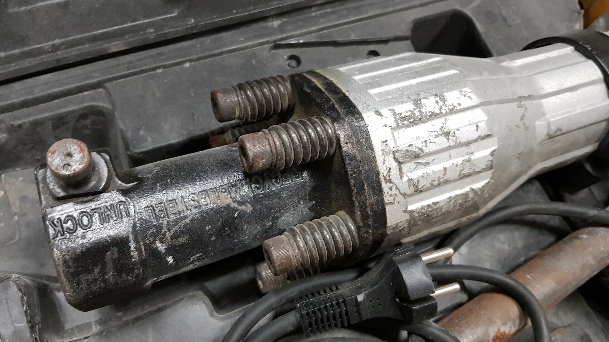 mlot-wyburzeniowy-jcb-drh-1750w-walizka-stan-uzywany