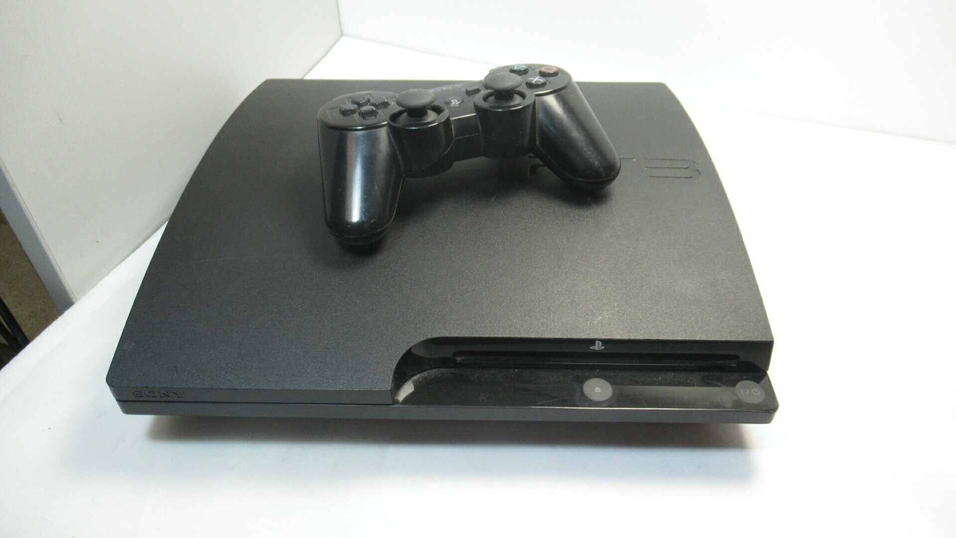 konsola-sony-ps3-slim-160gb-pad-okablowanie-dysk-wbudowana-pamiec-160-gb