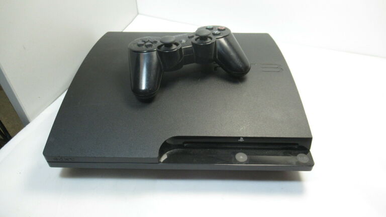 konsola-sony-ps3-slim-160gb-pad-okablowanie-dysk-wbudowana-pamiec-160-gb