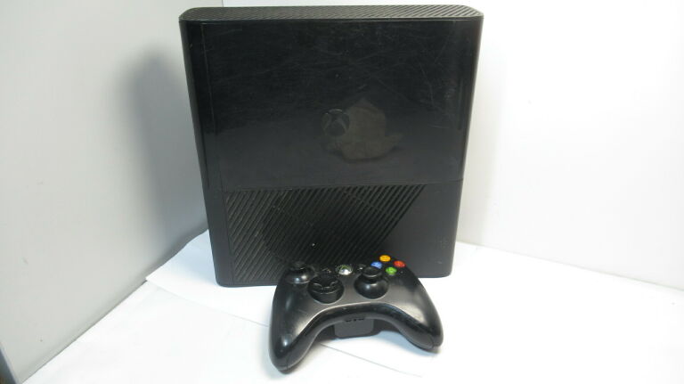 konsola-xbox-360-e-pad-okablowanie-dysk-wbudowana-pamiec-brak