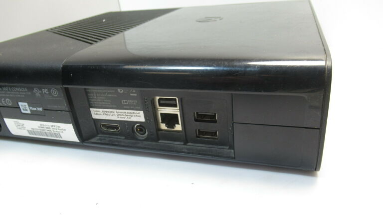 konsola-xbox-360-e-pad-okablowanie-wersja-konsoli-xbox-360-e