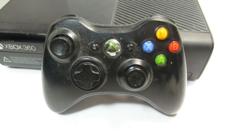 konsola-xbox-360-e-pad-okablowanie-stan-uzywany