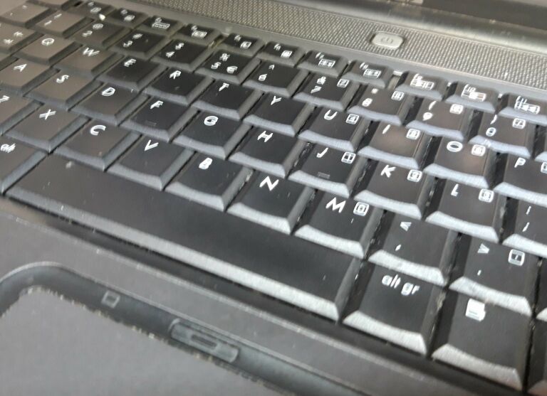 hp-g7000-celeron-5402gb-ram80gbwin7-opis-model-g7000