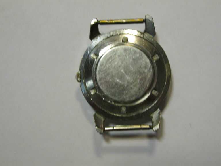 zegarek-nakrecany-kirowski-ksztalt-koperty-okragla