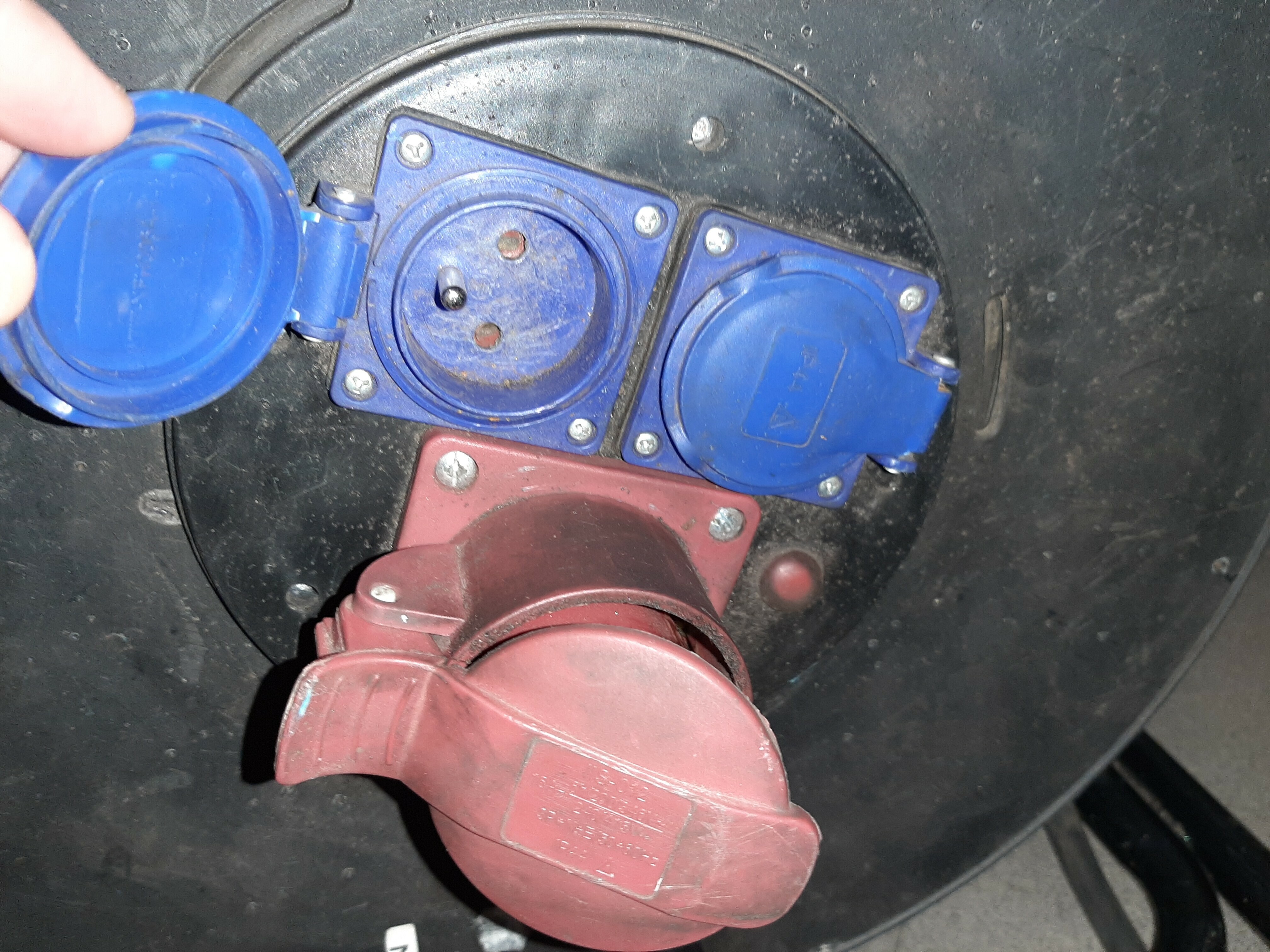 przedluzacz-gumowy-silowy-budowa-adelid-30m-16a-liczba-gniazdek-2