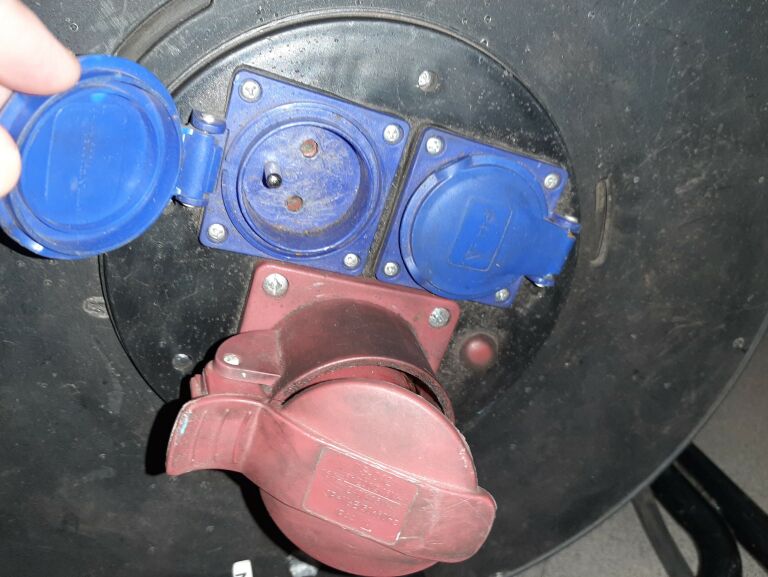 przedluzacz-gumowy-silowy-budowa-adelid-30m-16a-liczba-gniazdek-2