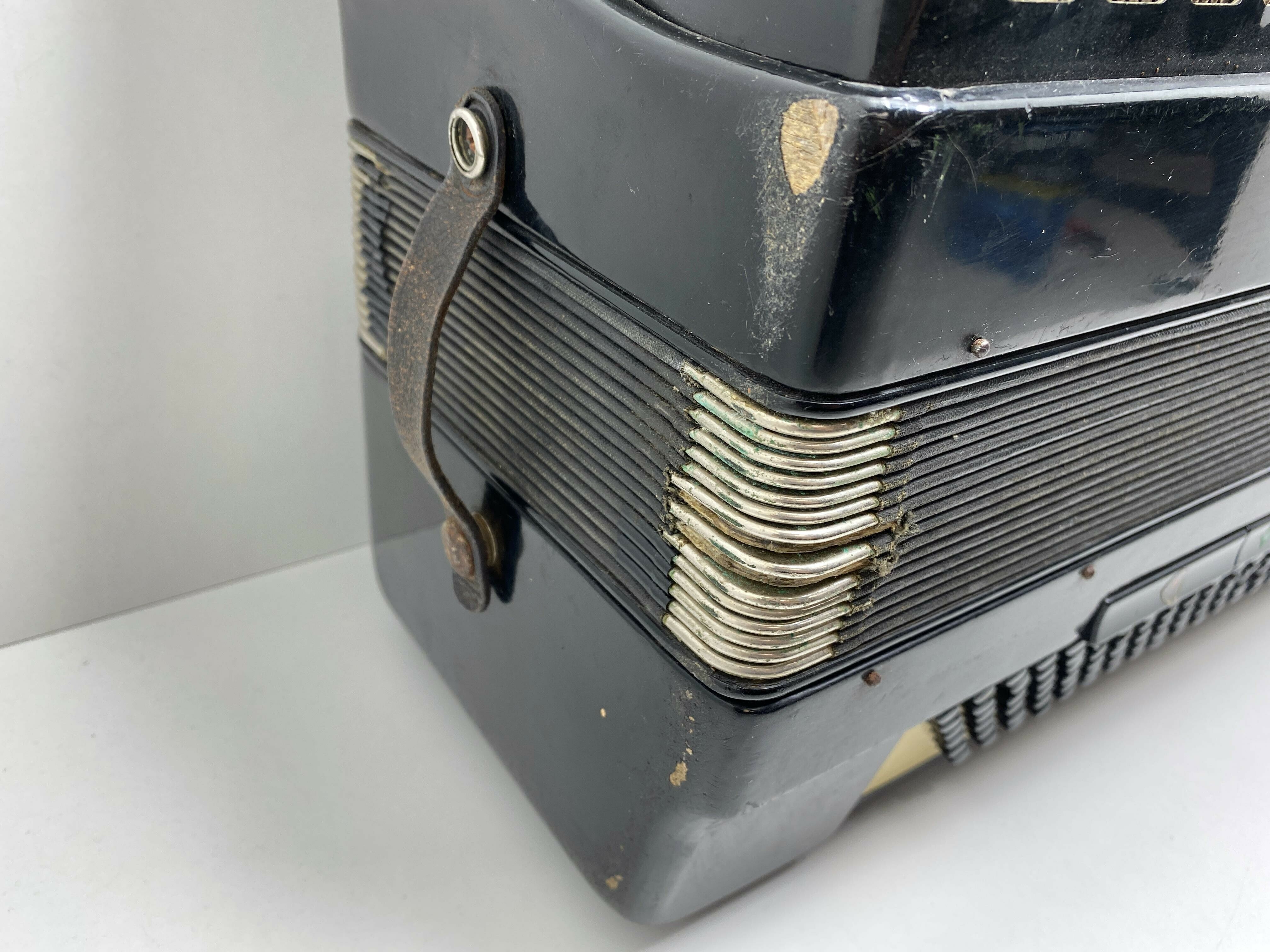 akordeon-royal-standard-montana-120-basow-204769-stan-uszkodzony