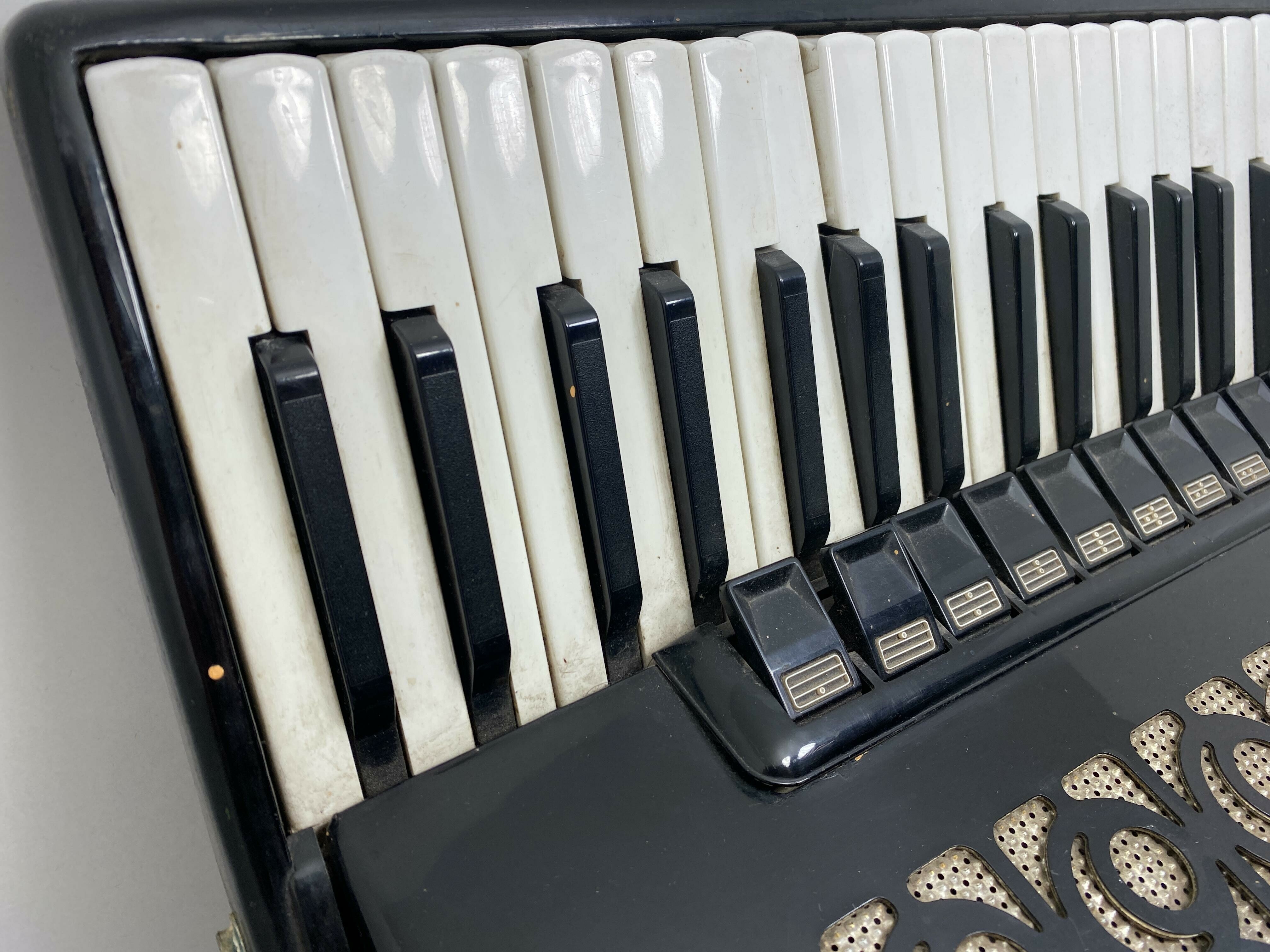 akordeon-royal-standard-montana-120-basow-204769-stan-uszkodzony