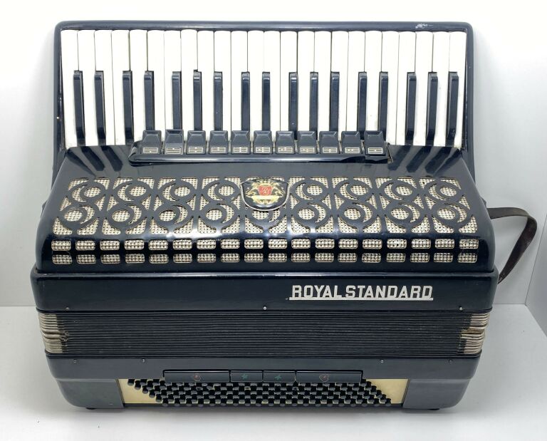 AKORDEON ROYAL STANDARD MONTANA 120 BASÓW 2047/69