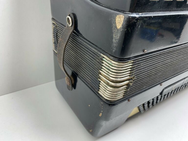 akordeon-royal-standard-montana-120-basow-204769-stan-uszkodzony
