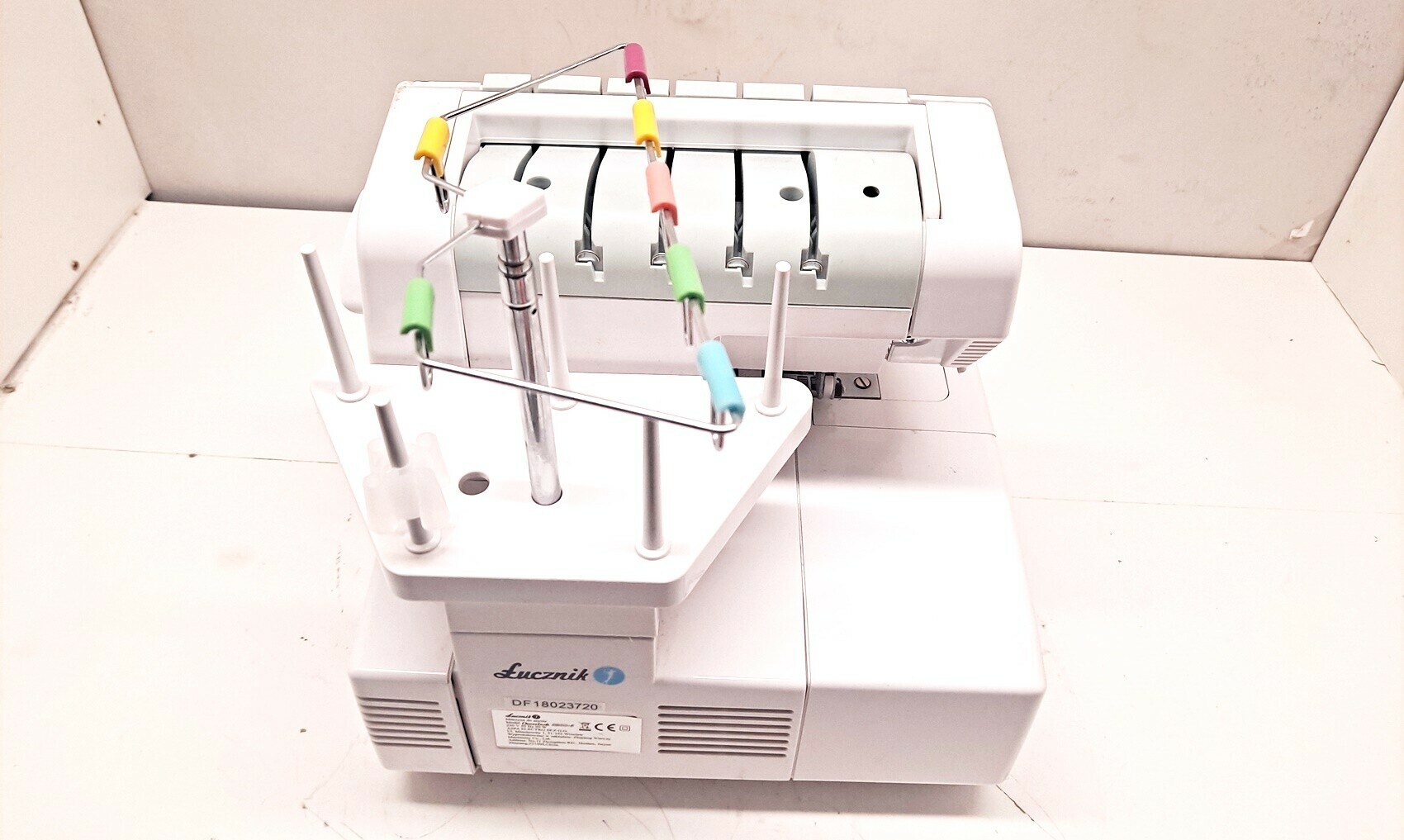 overlock-lucznik-820d-5-kolor-dominujacy-bialy