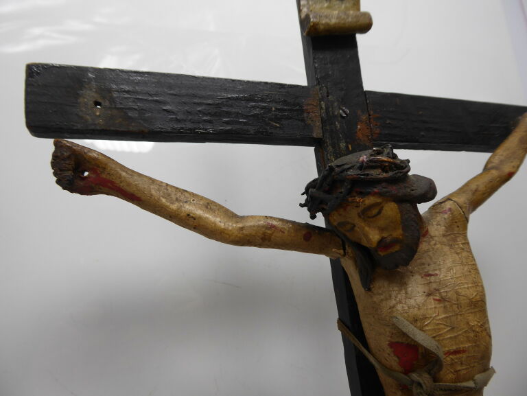 stary-krzyz-jezus-stan-do-renowacji