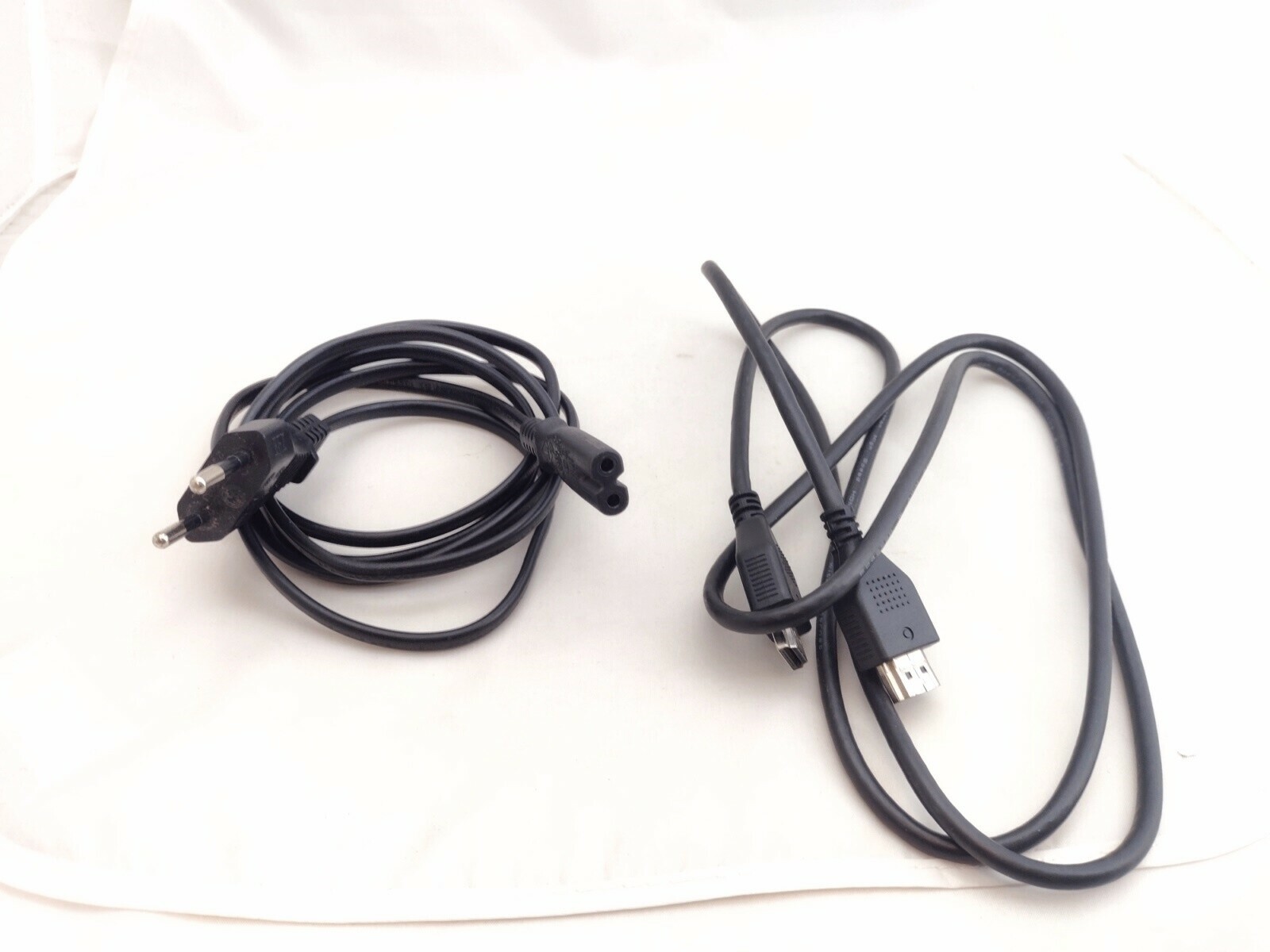 konsola-playstation-4-slim-cuh-2216b-1tb-ps4-liczba-kontrolerow-w-zestawie-1