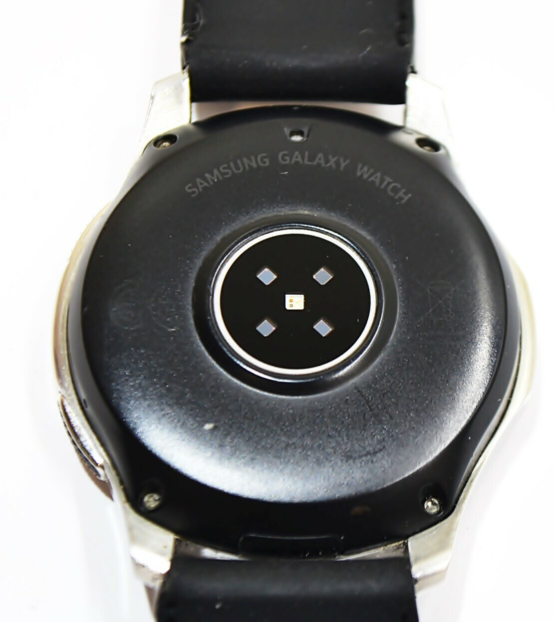 samsung-galaxy-watch-46mm-silver-r800-pud-lad-obwod-nadgarstka-150