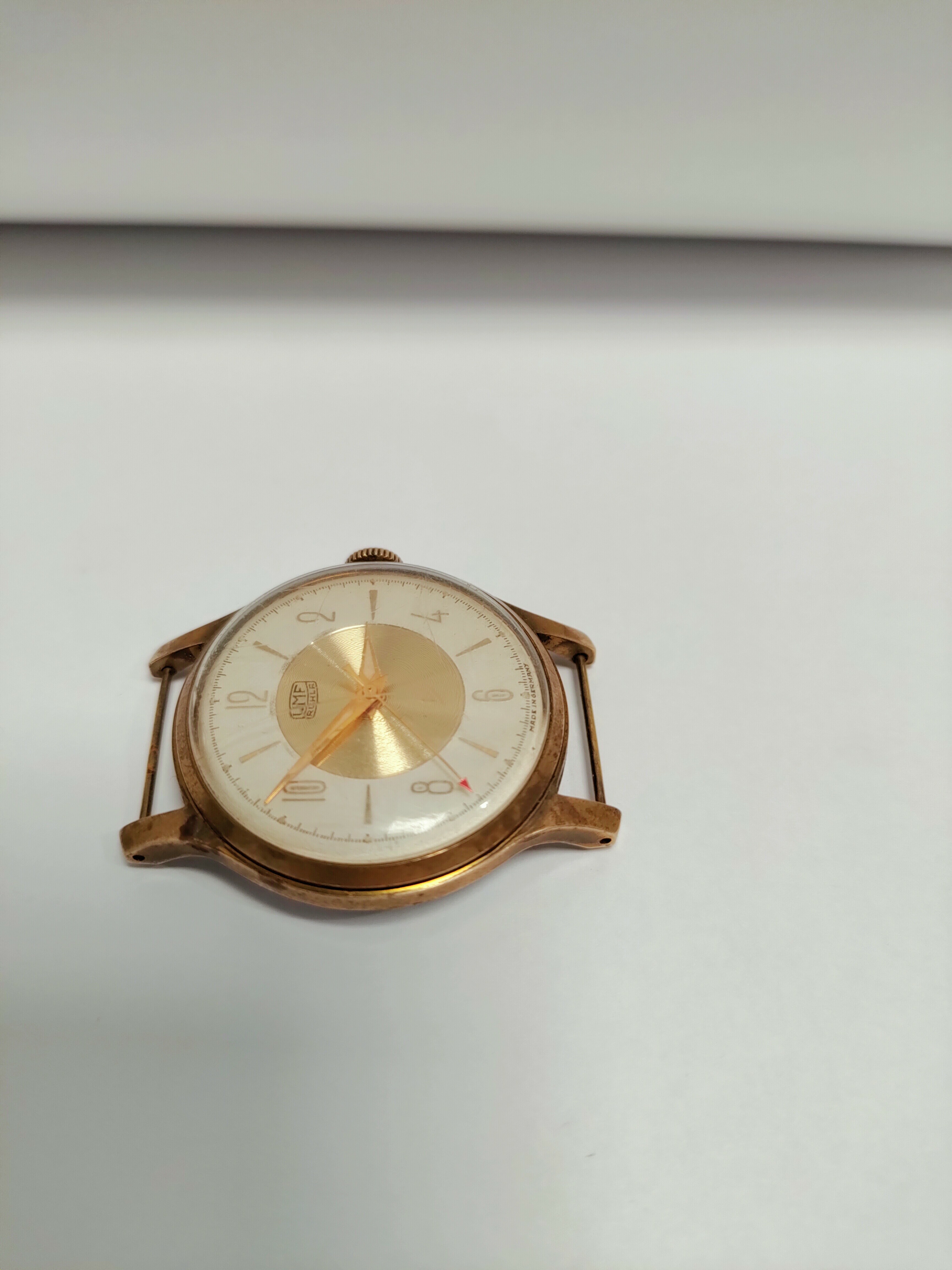 zegarek-umf-ruhla-mechaniczny-ksztalt-koperty-okragla