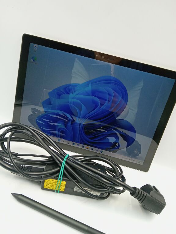 SURFACE PRO 4 256SSD / 8GB RAM/ WIN 11 + RYSIK /OPIS!