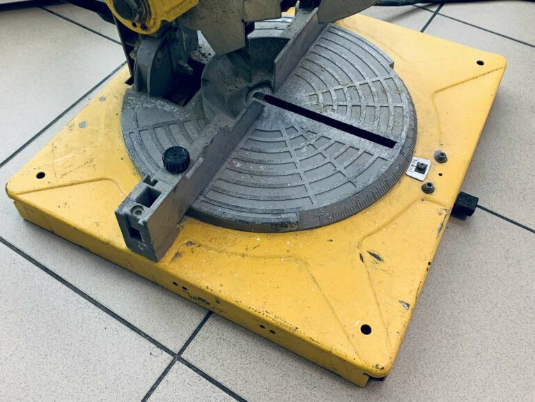 PIŁA UKOŚNICA DEWALT DW710 A2