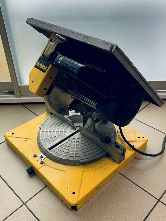 PIŁA UKOŚNICA DEWALT DW710 A2