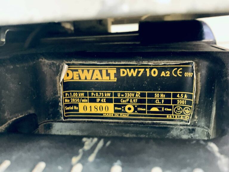 PIŁA UKOŚNICA DEWALT DW710 A2
