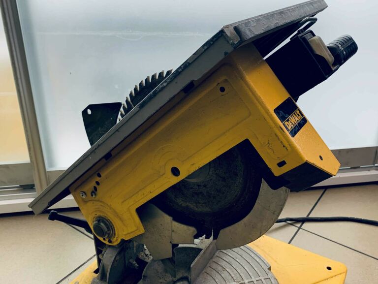 PIŁA UKOŚNICA DEWALT DW710 A2