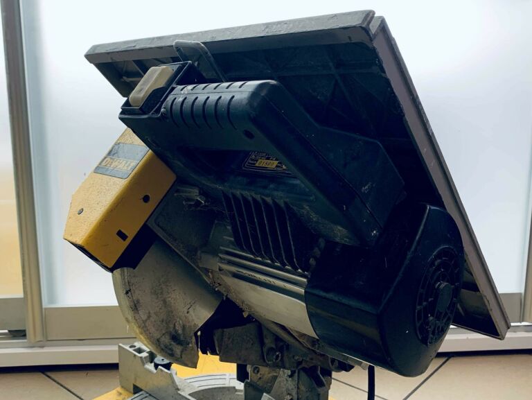 PIŁA UKOŚNICA DEWALT DW710 A2