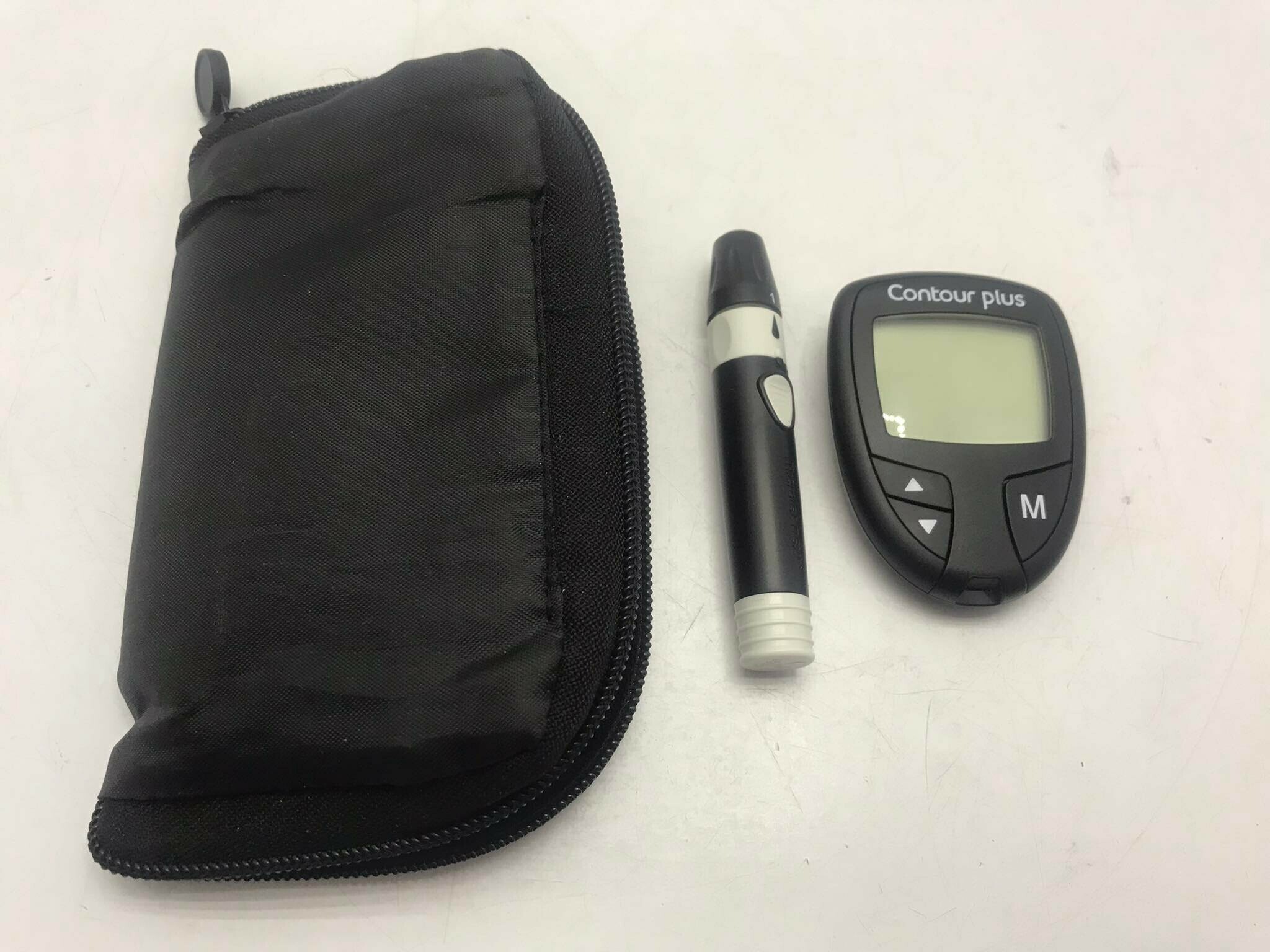 glukometr-contour-plus-nakluwacz-etui-stan-uzywany