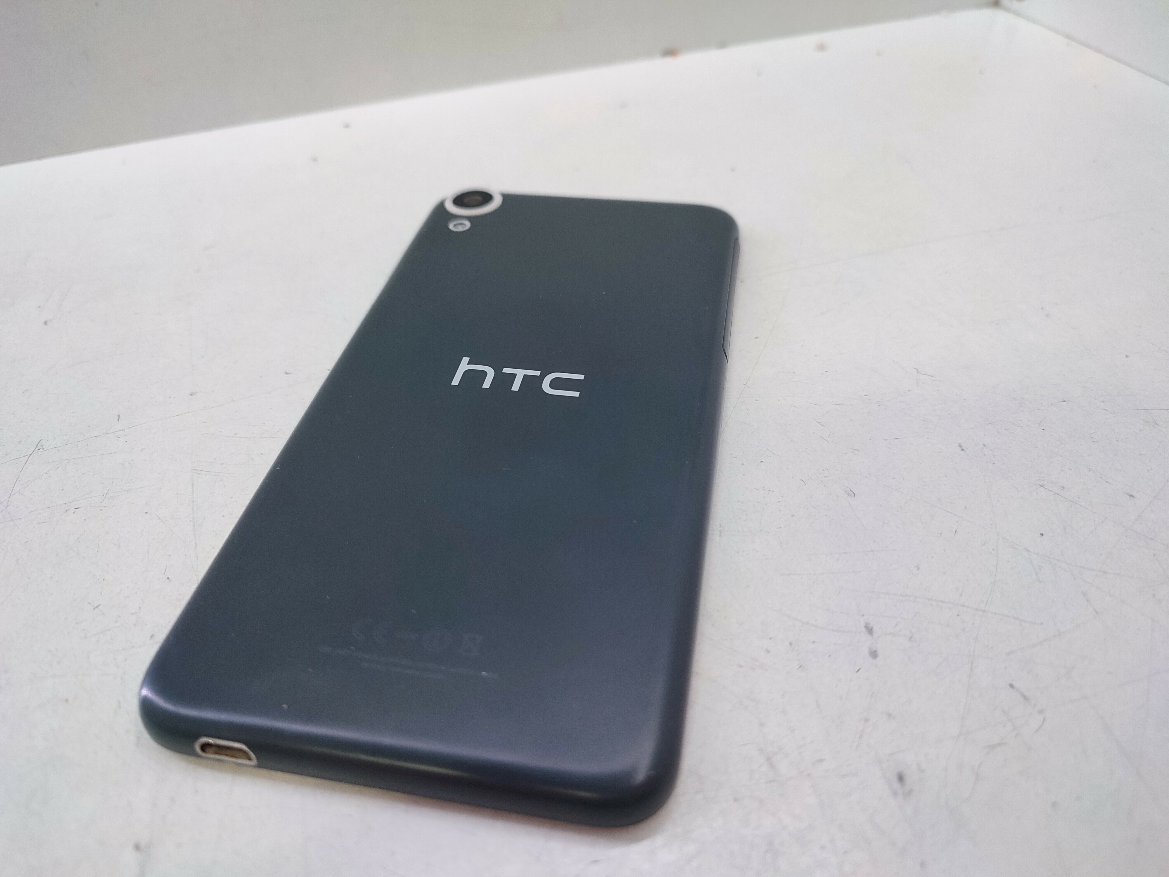 telefon-htc-desire-820-opis-kolor-szary