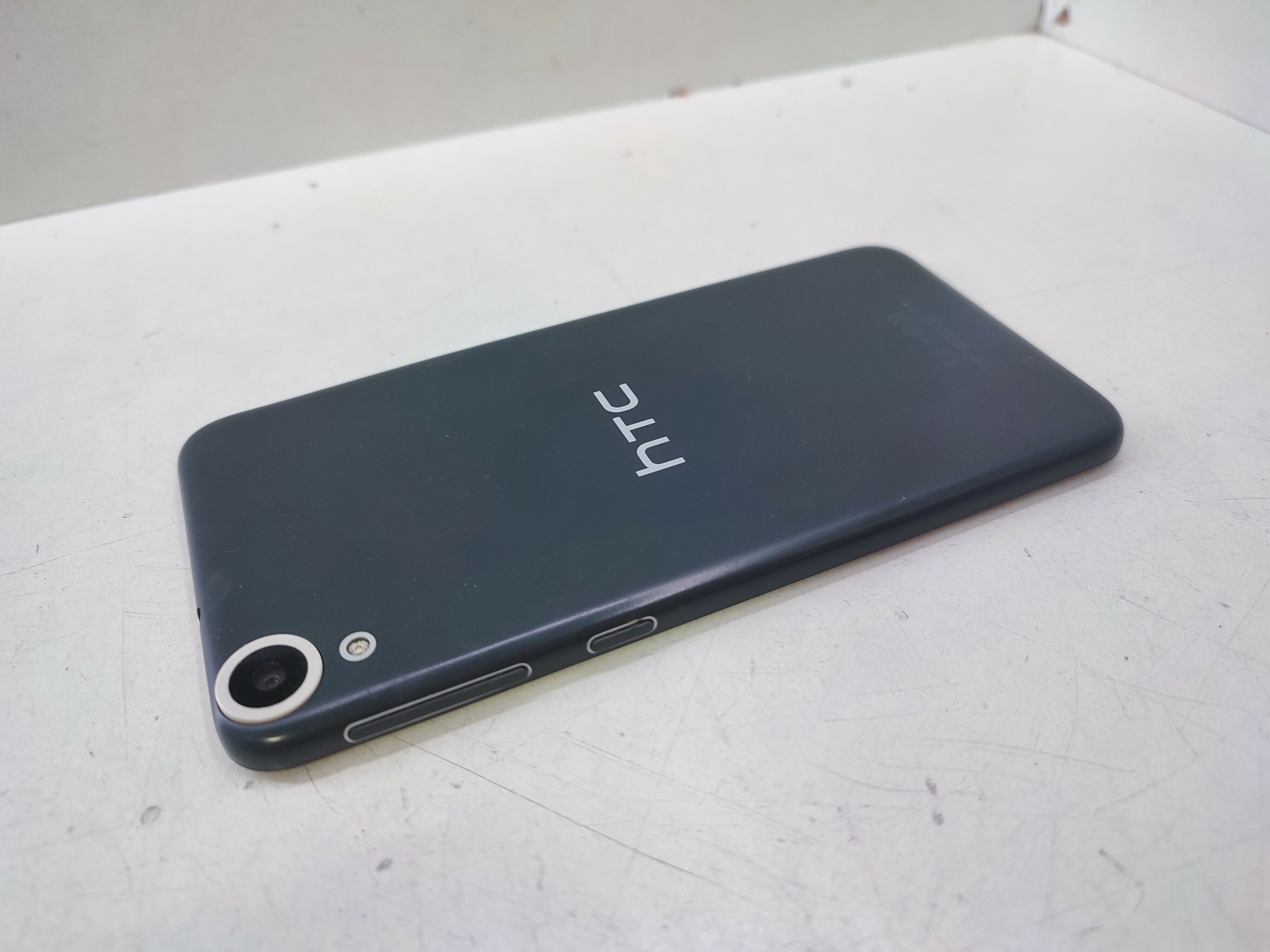 telefon-htc-desire-820-opis-wbudowana-pamiec-16-gb