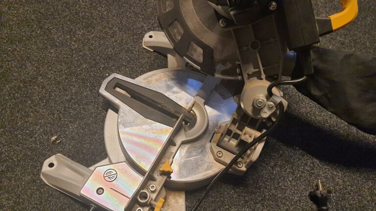 cmi-pila-ukosowa-1450w-210-mm-stan-uzywany